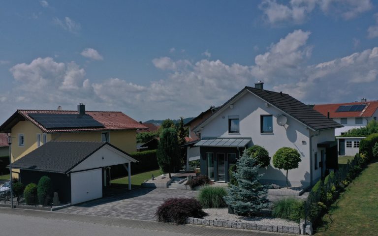 Immobilienangebot - Winzer / Neßlbach - Alle - NEUWERTIGES, RUHIG GELEGENES EINFAMILIENHAUS MIT HERRLICHEM GARTEN UND GARAGE IN WINZER/NEßLBACH