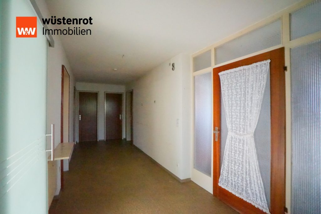 Immobilienangebot - Ostrach - Alle - Charmantes Haus mit  4 Garagen und großem Grundstück!