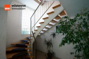 Immobilienangebot - Ostrach - Alle - Charmantes Haus mit  4 Garagen und großem Grundstück!