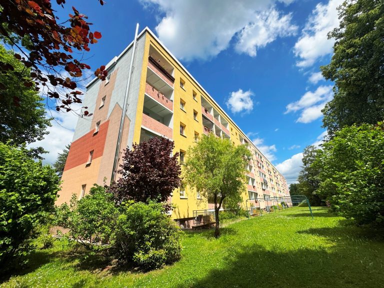 Immobilienangebot - Zschopau - Alle - Schöne 4-Raum-Wohnung in sehr gepflegter Wohnanlage mit EBK, Dusche und Balkon - in Zschopau