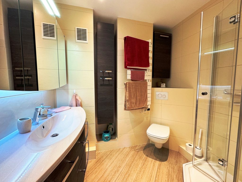 Immobilienangebot - Zschopau - Alle - Schöne 4-Raum-Wohnung in sehr gepflegter Wohnanlage mit EBK, Dusche und Balkon - in Zschopau