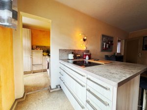 Immobilienangebot - Zschopau - Alle - Schöne 4-Raum-Wohnung in sehr gepflegter Wohnanlage mit EBK, Dusche und Balkon - in Zschopau