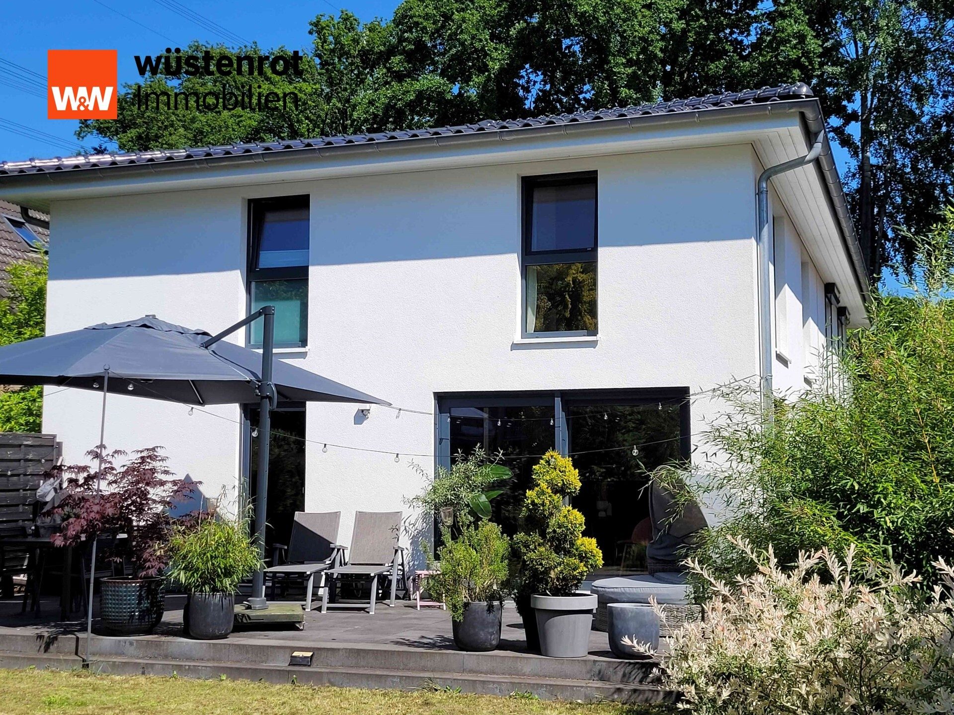 Immobilienangebot - Hamburg / Bergstedt - Alle - Energieeffizient. Komfortabel. Stilvoll. Moderne DHH mit Solarkollektoren und Stellplätzen