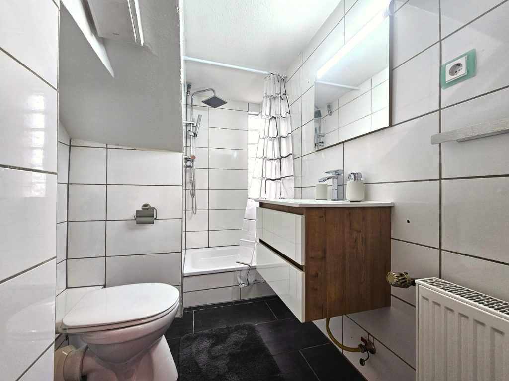 Immobilienangebot - Neuss - Alle - Möblierte 1-Zimmer- Dachgeschosswohnung zur Miete in Neuss