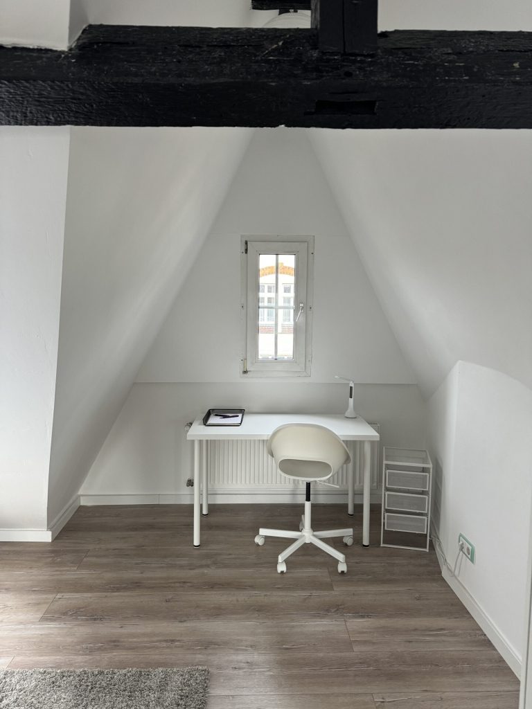 Immobilienangebot - Neuss - Alle - Möblierte 1-Zimmer- Dachgeschosswohnung zur Miete in Neuss