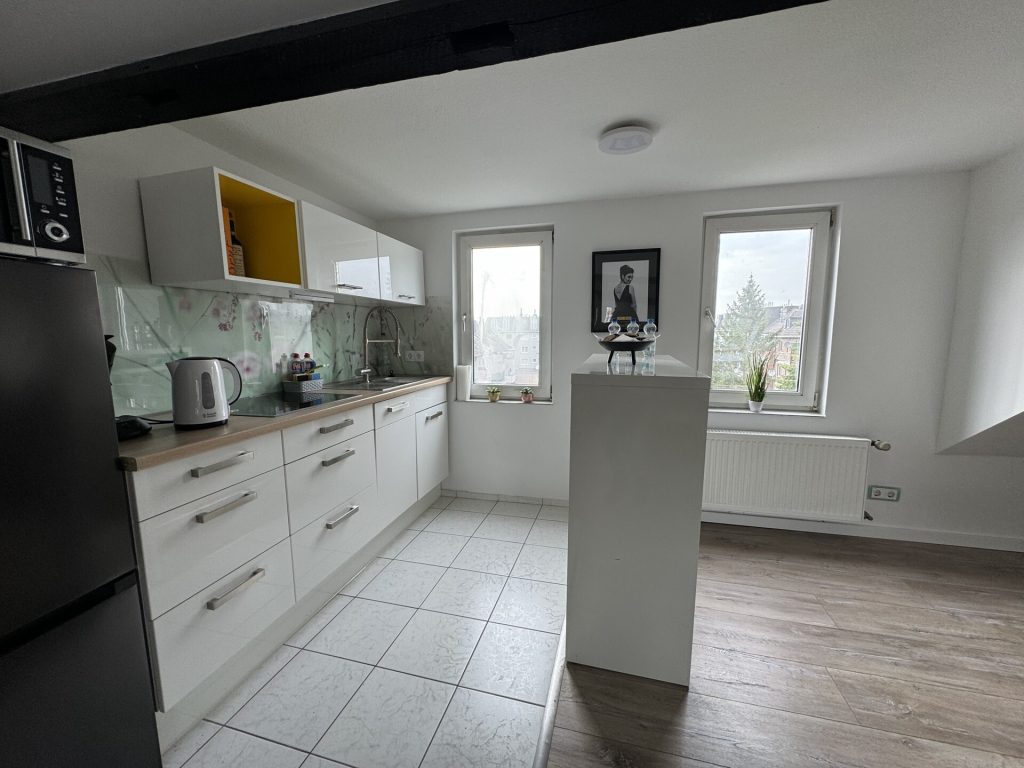 Immobilienangebot - Neuss - Alle - Möblierte 1-Zimmer- Dachgeschosswohnung zur Miete in Neuss