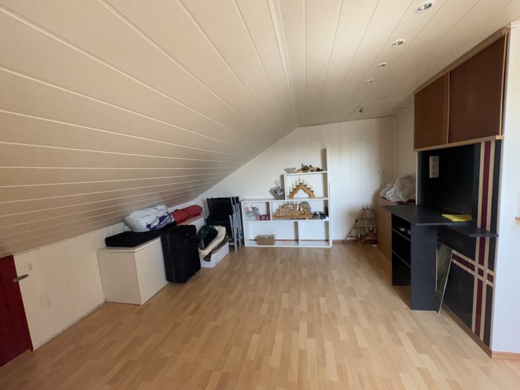 Immobilienangebot - Mörlen - Alle - 170qm Wfl. + Dachgeschoss, mit Einliegerwohnung und Garage