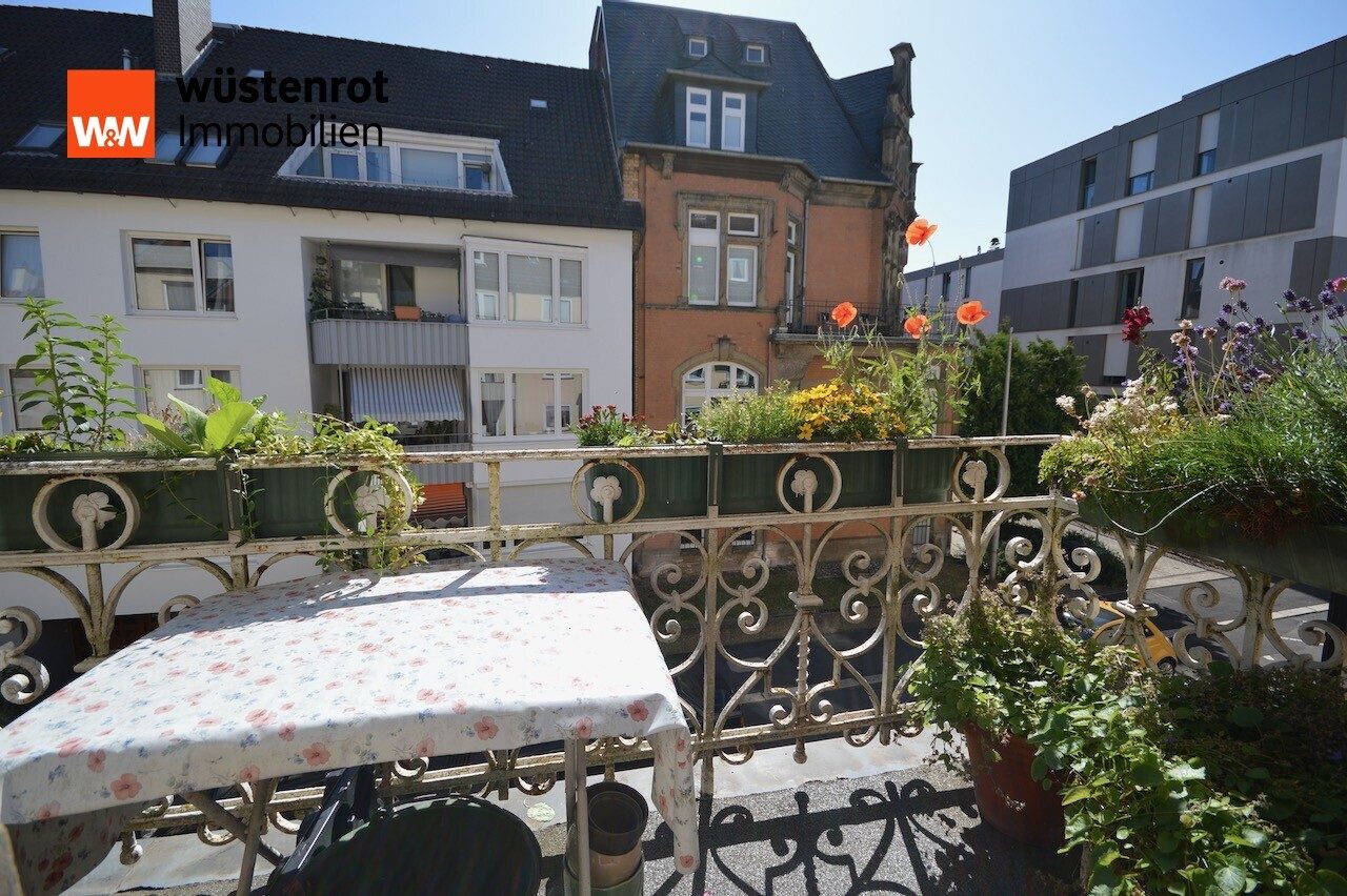 Immobilienangebot - Kassel - Alle - Nur zur längerfristigen Anlage: Altbauwohnung mit 2 Balkonen und Garage in stilvollem Gründerzeithaus