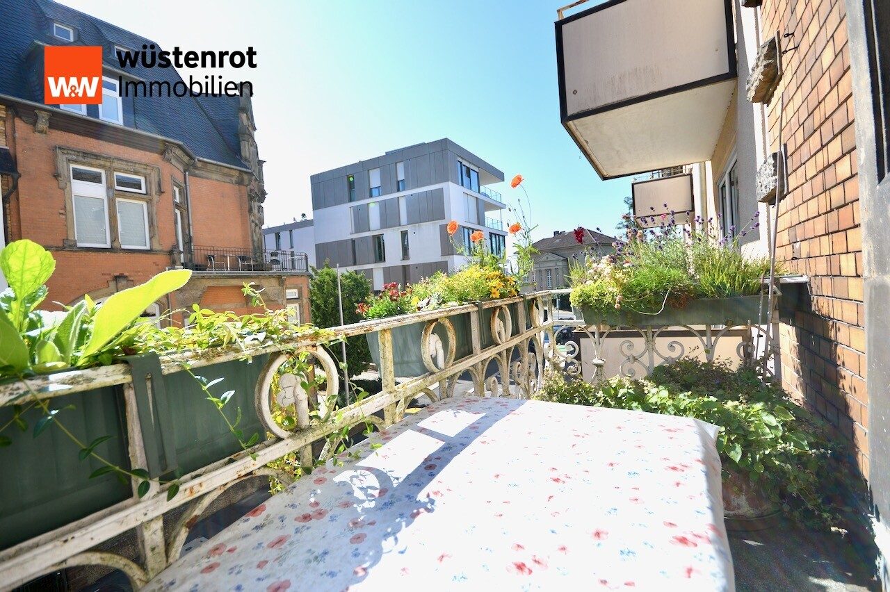 Immobilienangebot - Kassel - Alle - Nur zur längerfristigen Anlage: Altbauwohnung mit 2 Balkonen und Garage in stilvollem Gründerzeithaus