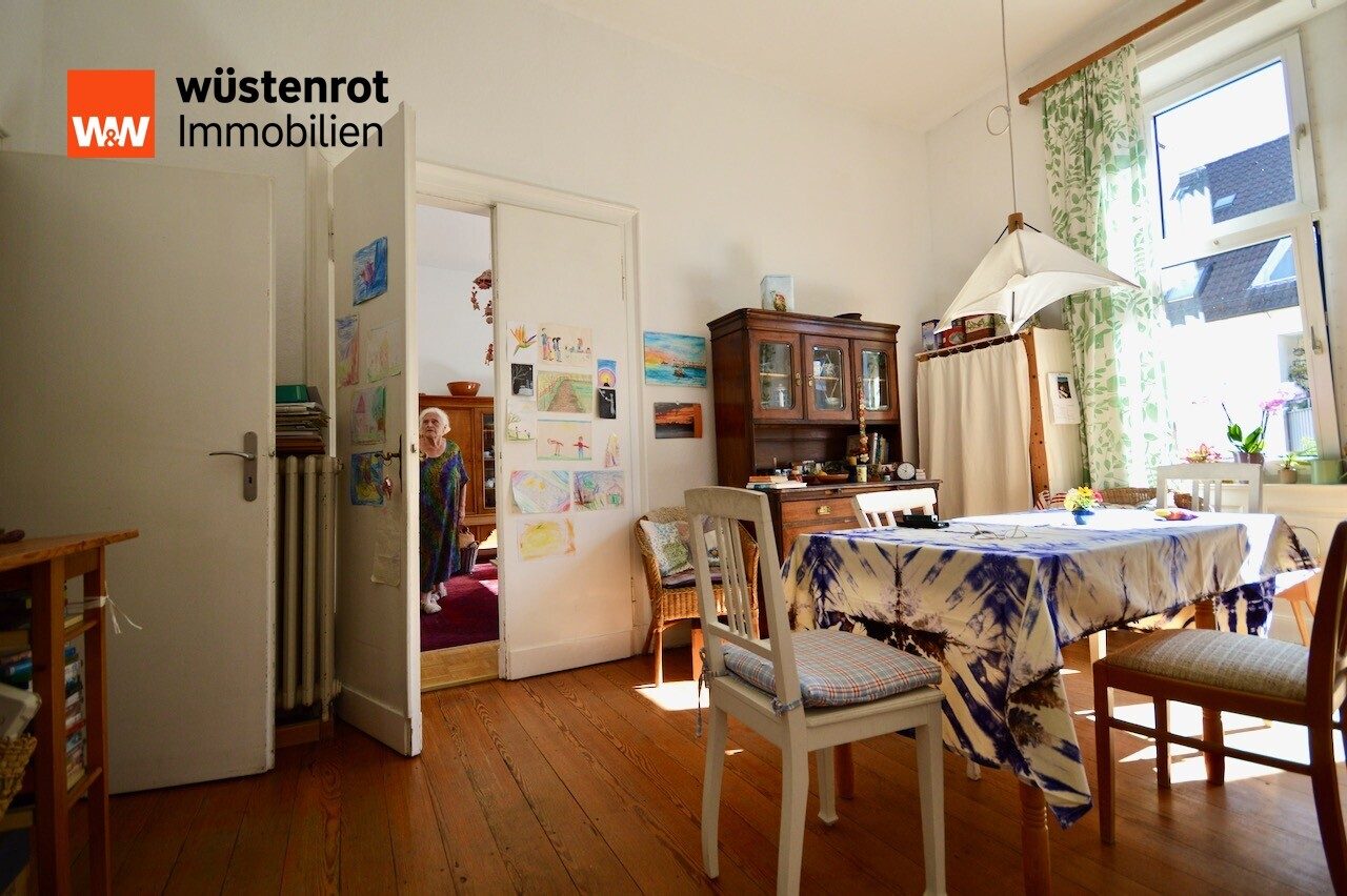 Immobilienangebot - Kassel - Alle - Nur zur längerfristigen Anlage: Altbauwohnung mit 2 Balkonen und Garage in stilvollem Gründerzeithaus
