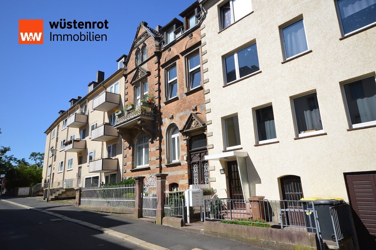 Immobilienangebot - Kassel - Alle - Nur zur längerfristigen Anlage: Altbauwohnung mit 2 Balkonen und Garage in stilvollem Gründerzeithaus