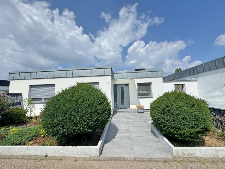 Immobilienangebot - Dormagen - Alle - Attraktiver Bungalow in Dormagen-Delhoven – Modernes Wohnen auf 109 m² + 30 m² überdachte Terrasse