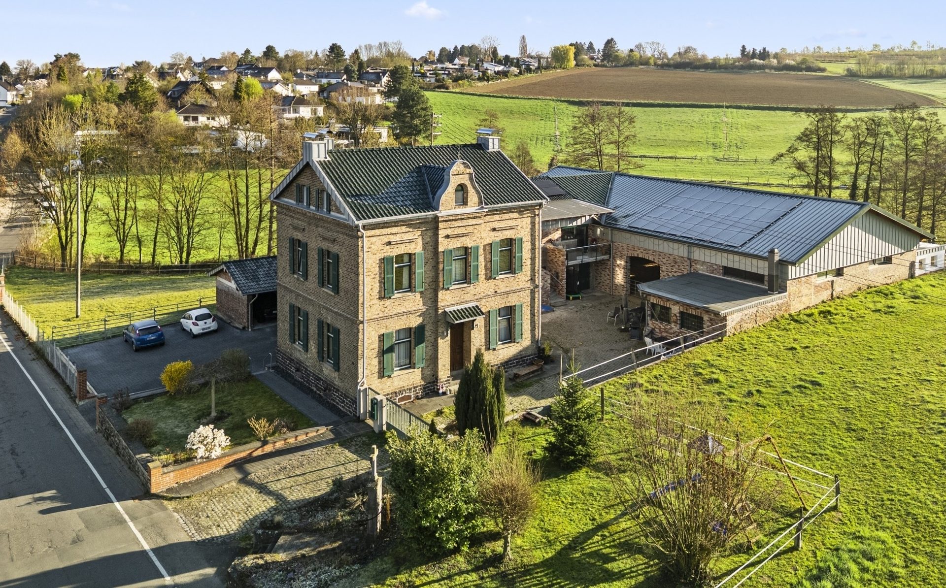 Immobilienangebot - Königswinter - Alle - Nachhaltiges Anwesen mit top Energiewerten, Reitanlage und Platz für mehrere Generationen!