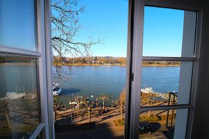 Immobilienangebot - Königswinter - Alle - Top Lage - Direkter Rheinblick: Zwei Zimmer mit Balkon, Stellplatz und Garage. Sofort beziehbar!