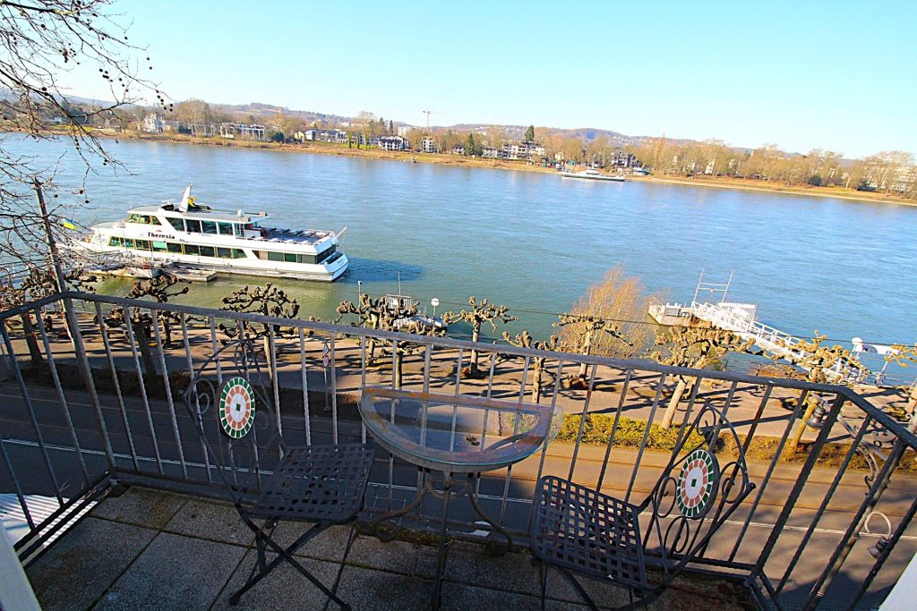 Immobilienangebot - Königswinter - Alle - Top Lage - Direkter Rheinblick: Zwei Zimmer mit Balkon, Stellplatz und Garage. Sofort beziehbar!