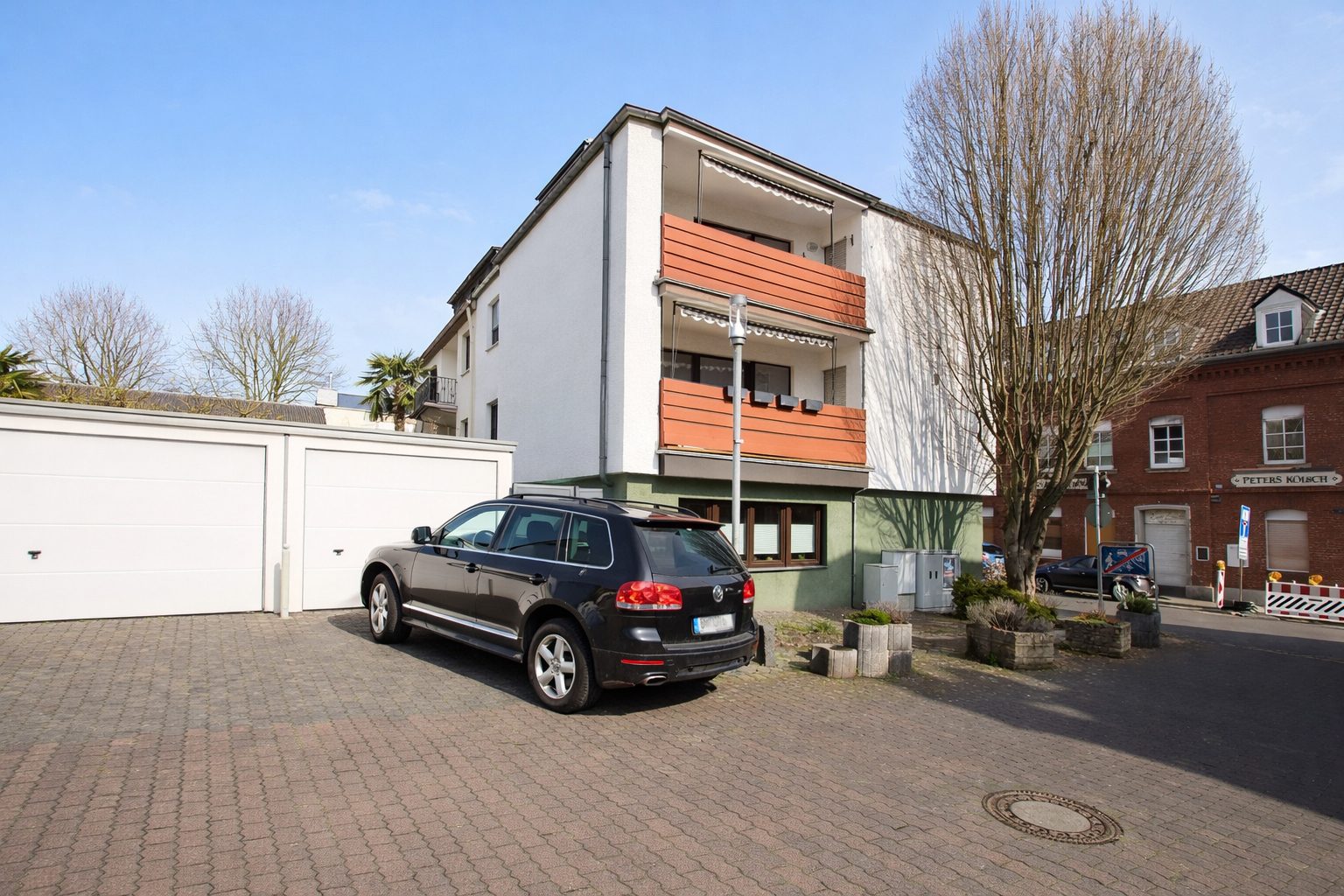 Immobilienangebot - Brühl - Alle - Reserviert: Mit 3D: Mehrfamilienhaus | 4 Einheiten (2 Wg. frei) + 4 Garagen | – Potenzial bis ca. 40.000 € p.a.