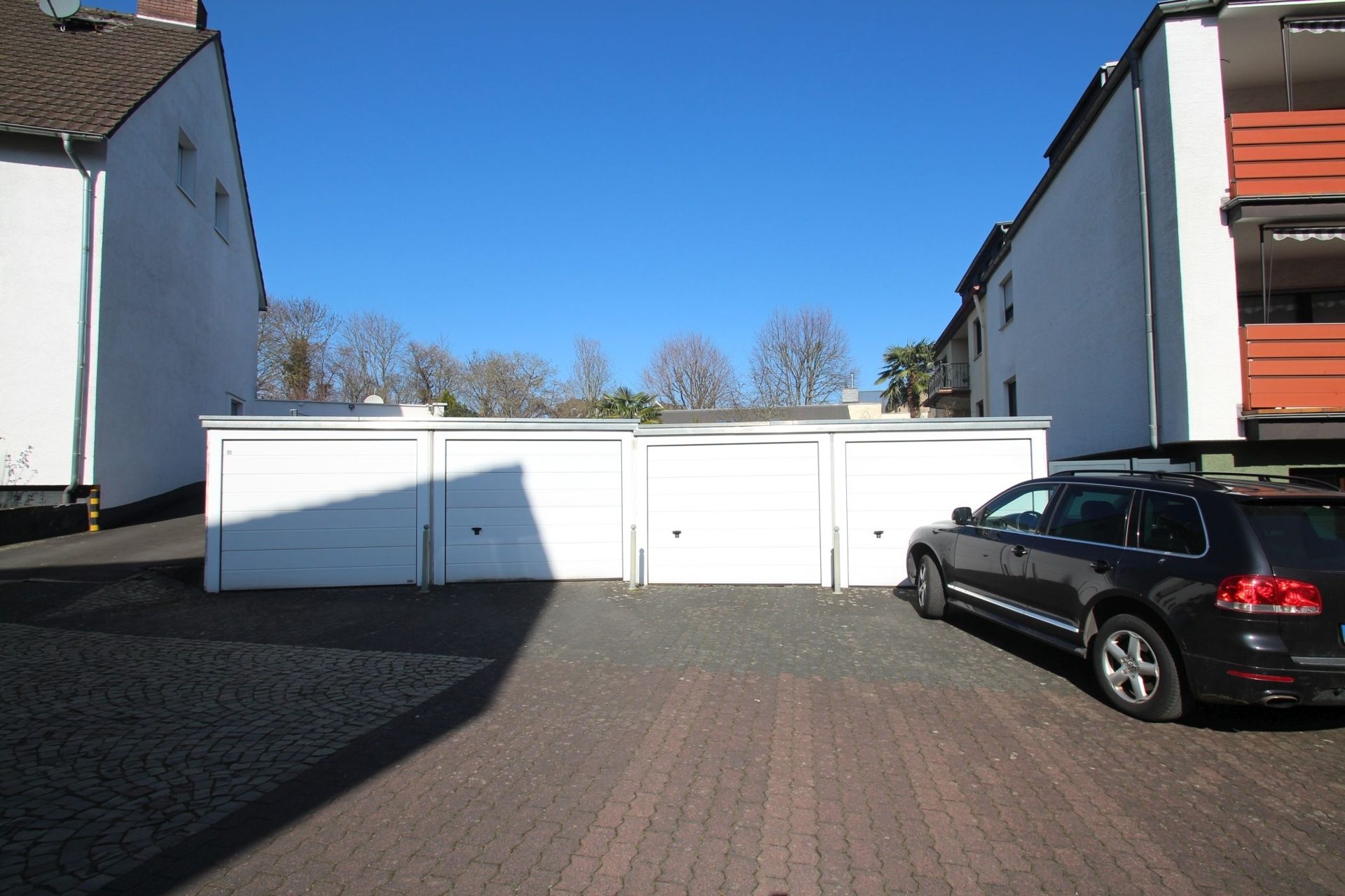 Immobilienangebot - Brühl - Alle - Reserviert: Mit 3D: Mehrfamilienhaus | 4 Einheiten (2 Wg. frei) + 4 Garagen | – Potenzial bis ca. 40.000 € p.a.
