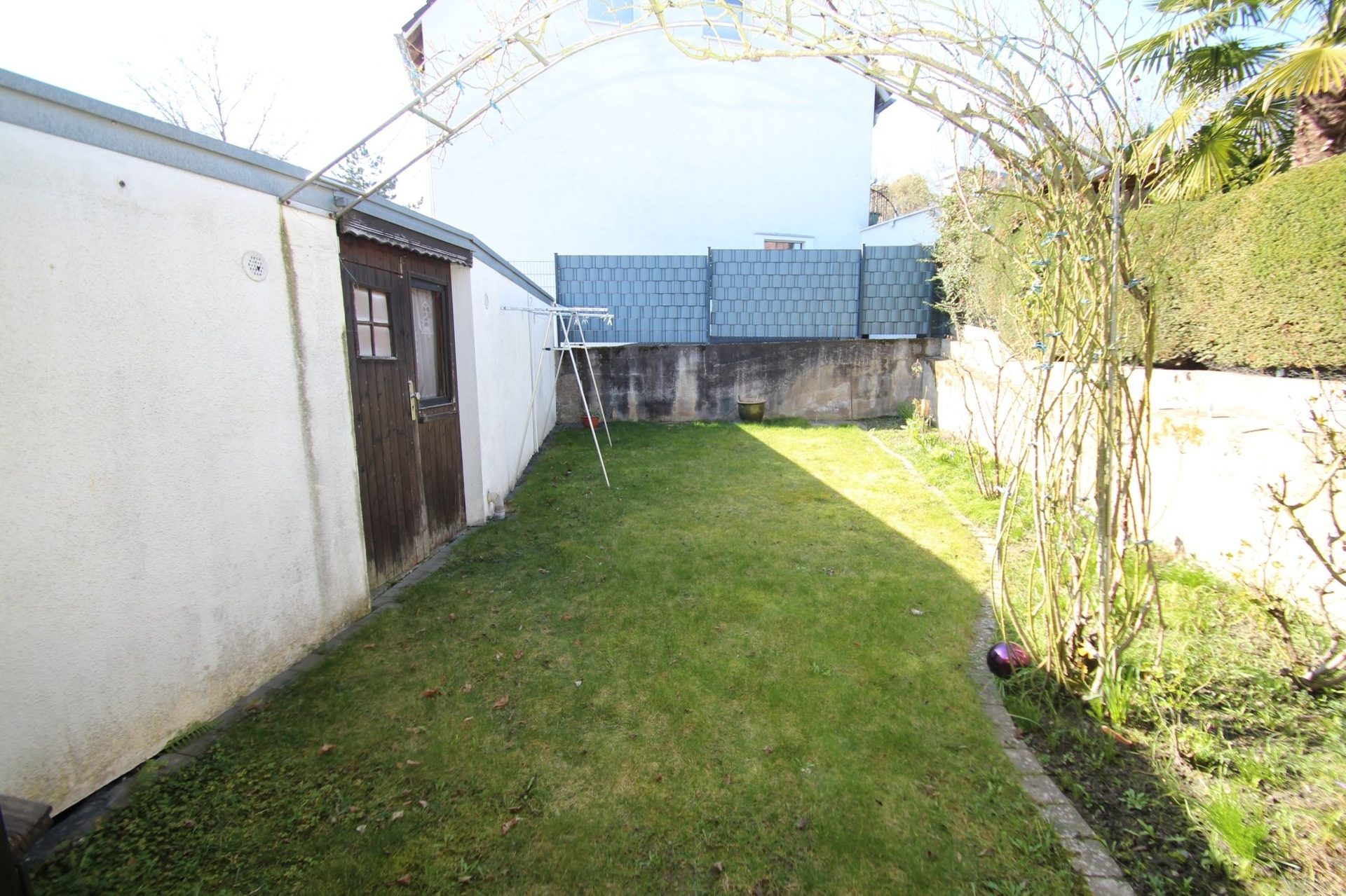 Immobilienangebot - Brühl - Alle - Reserviert: Mit 3D: Mehrfamilienhaus | 4 Einheiten (2 Wg. frei) + 4 Garagen | – Potenzial bis ca. 40.000 € p.a.