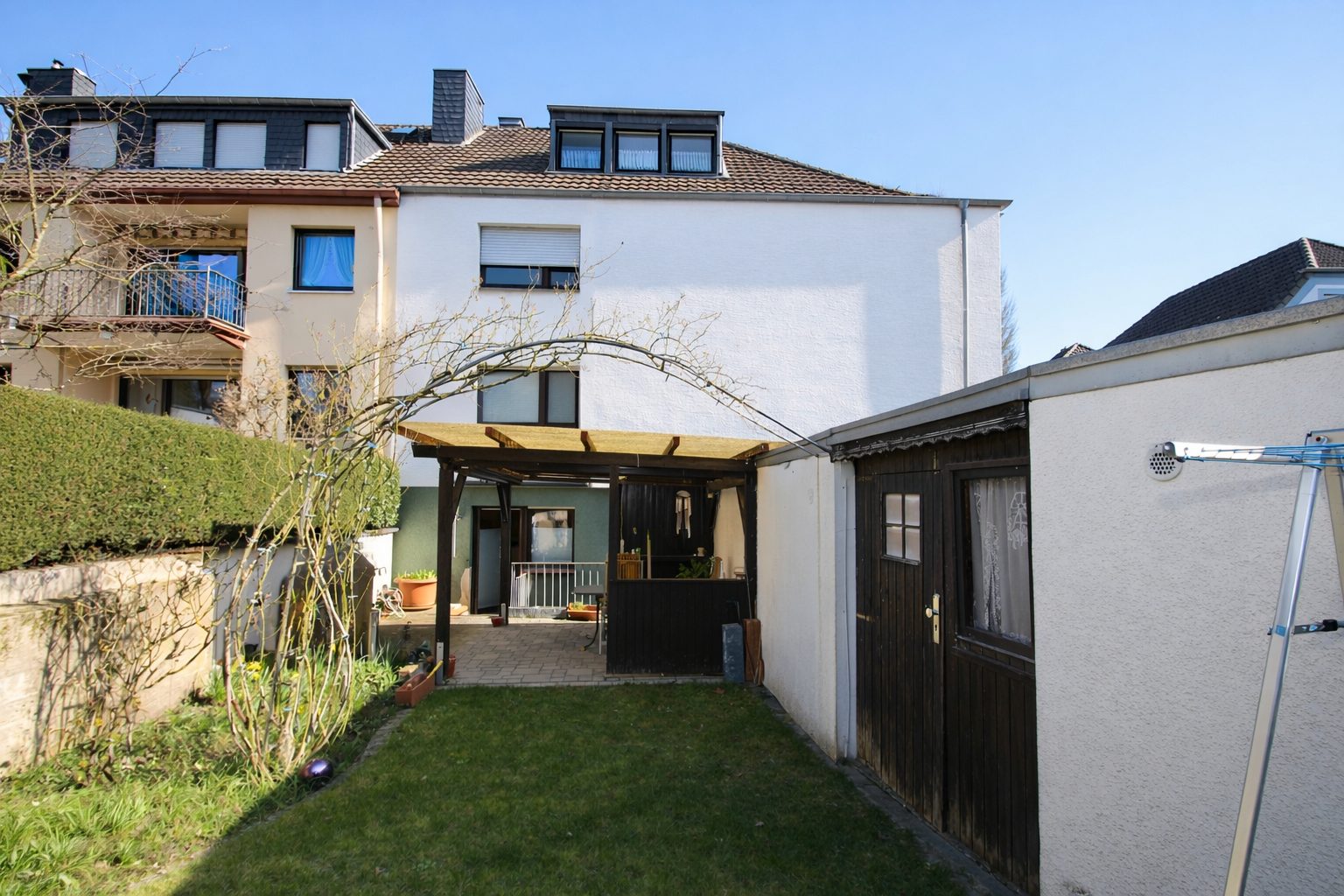 Immobilienangebot - Brühl - Alle - Reserviert: Mit 3D: Mehrfamilienhaus | 4 Einheiten (2 Wg. frei) + 4 Garagen | – Potenzial bis ca. 40.000 € p.a.