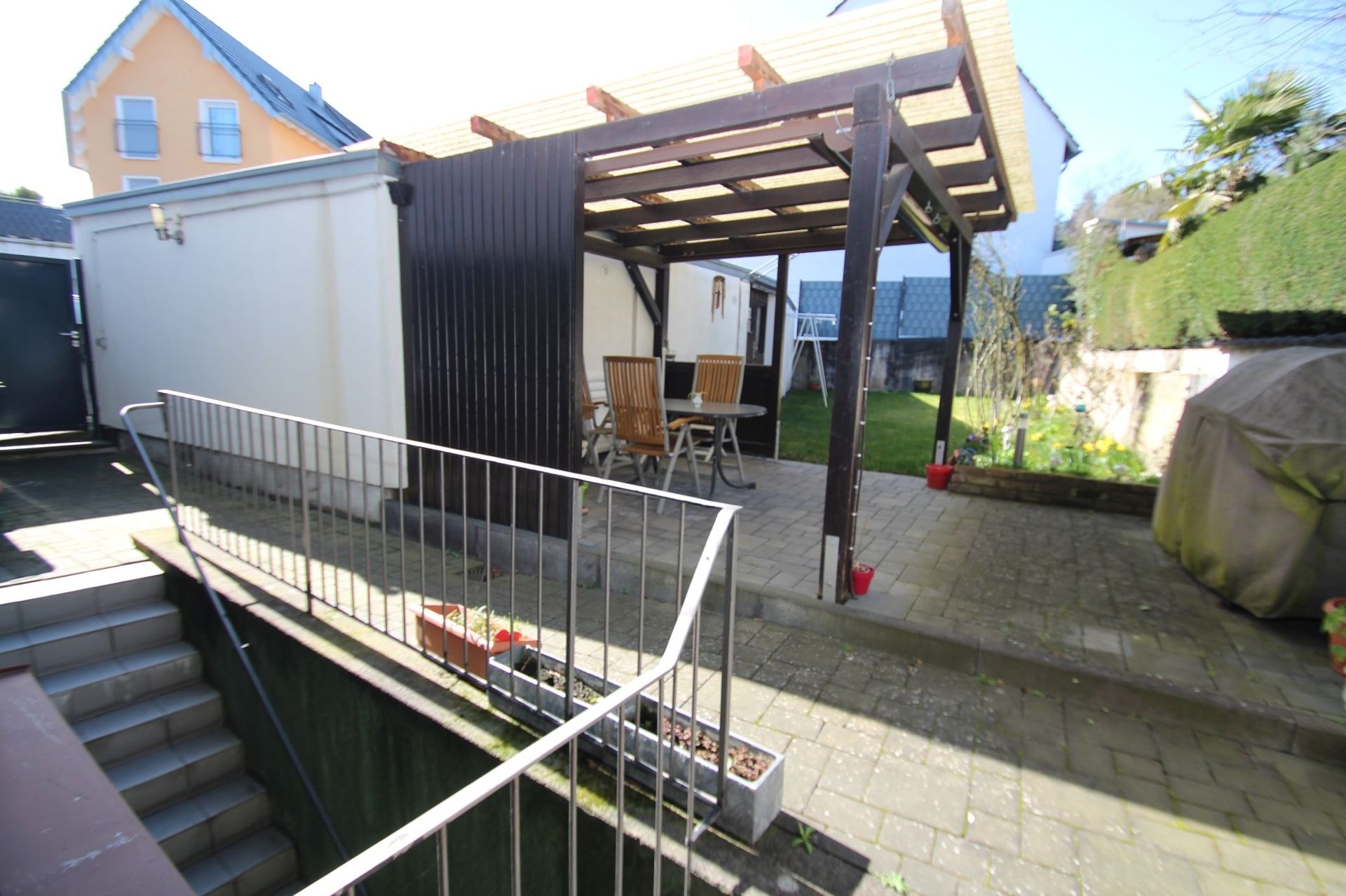 Immobilienangebot - Brühl - Alle - Reserviert: Mit 3D: Mehrfamilienhaus | 4 Einheiten (2 Wg. frei) + 4 Garagen | – Potenzial bis ca. 40.000 € p.a.