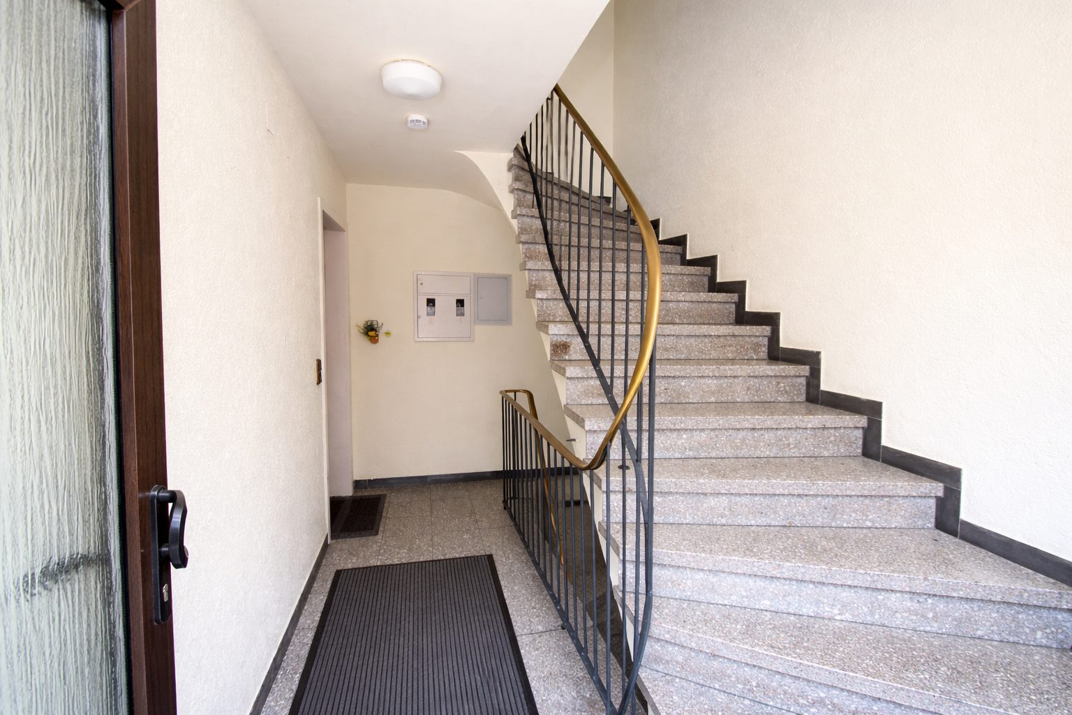 Immobilienangebot - Brühl - Alle - Reserviert: Mit 3D: Mehrfamilienhaus | 4 Einheiten (2 Wg. frei) + 4 Garagen | – Potenzial bis ca. 40.000 € p.a.