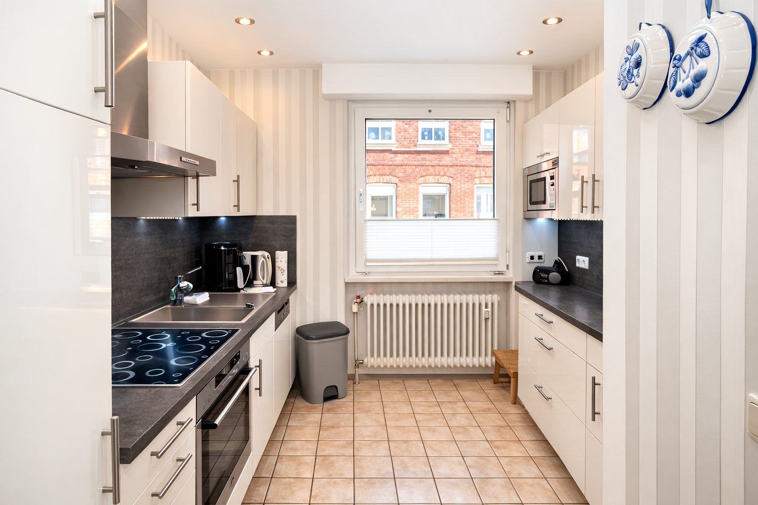 Immobilienangebot - Brühl - Alle - Reserviert: Mit 3D: Mehrfamilienhaus | 4 Einheiten (2 Wg. frei) + 4 Garagen | – Potenzial bis ca. 40.000 € p.a.