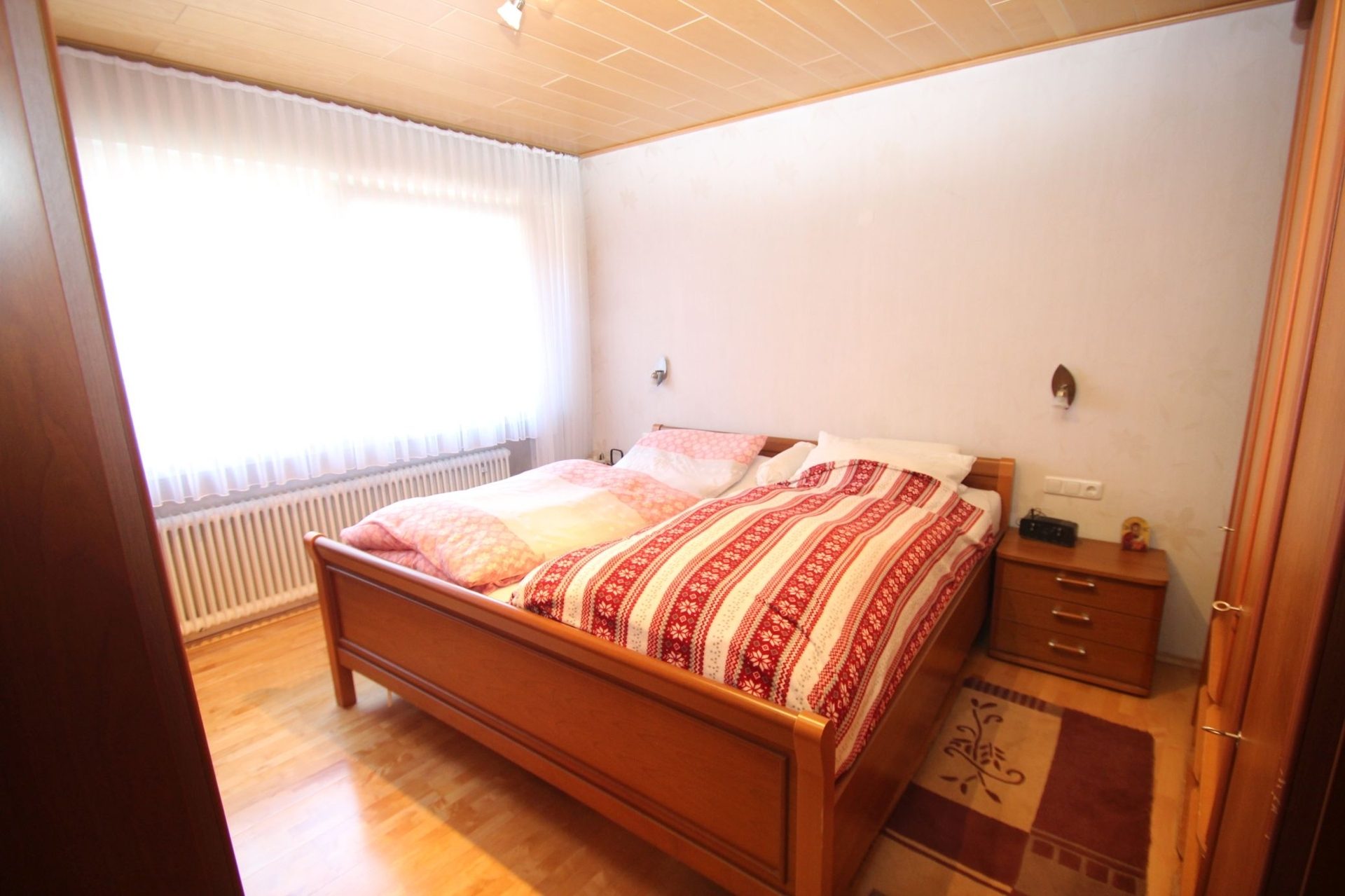 Immobilienangebot - Brühl - Alle - Reserviert: Mit 3D: Mehrfamilienhaus | 4 Einheiten (2 Wg. frei) + 4 Garagen | – Potenzial bis ca. 40.000 € p.a.