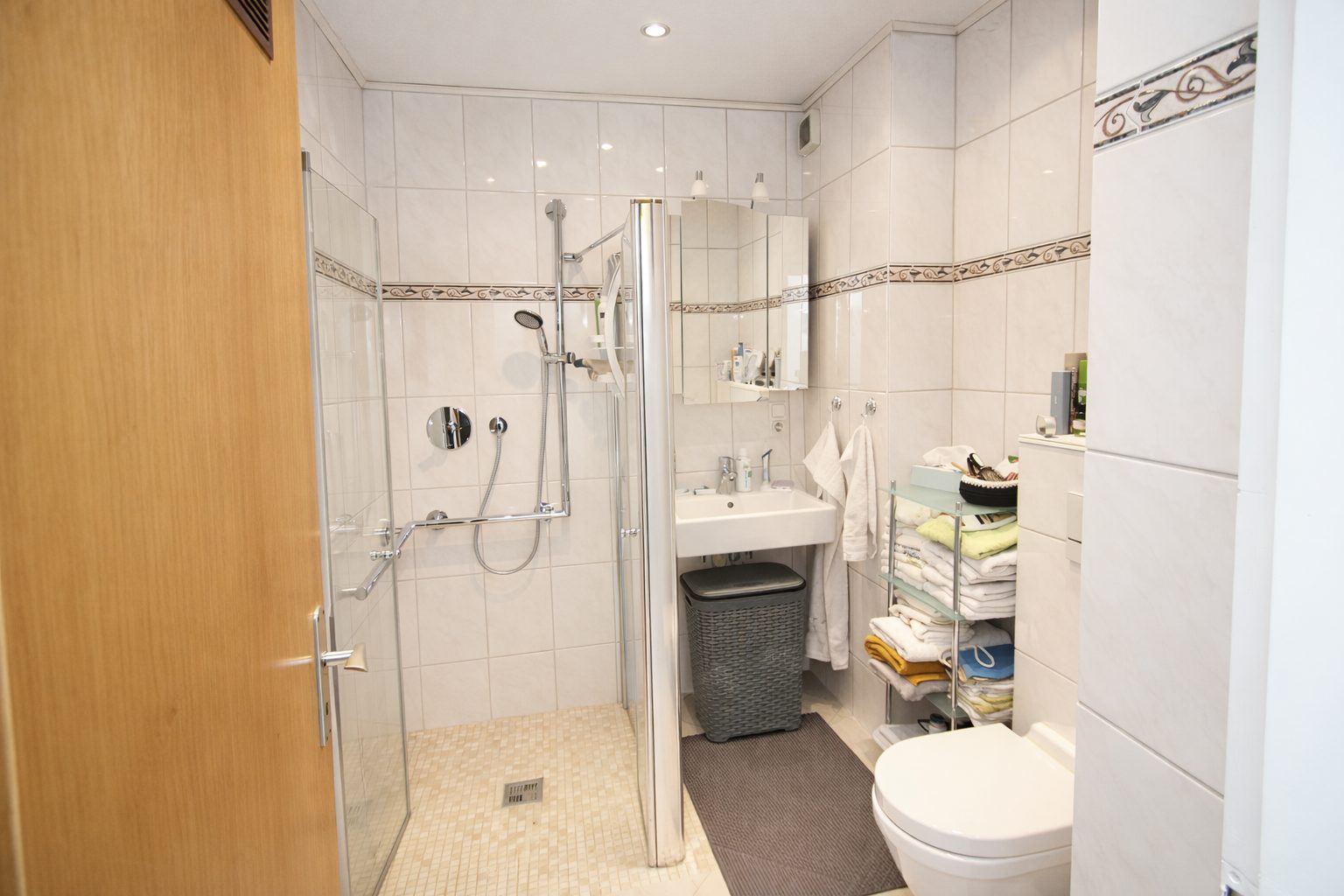 Immobilienangebot - Brühl - Alle - Reserviert: Mit 3D: Mehrfamilienhaus | 4 Einheiten (2 Wg. frei) + 4 Garagen | – Potenzial bis ca. 40.000 € p.a.