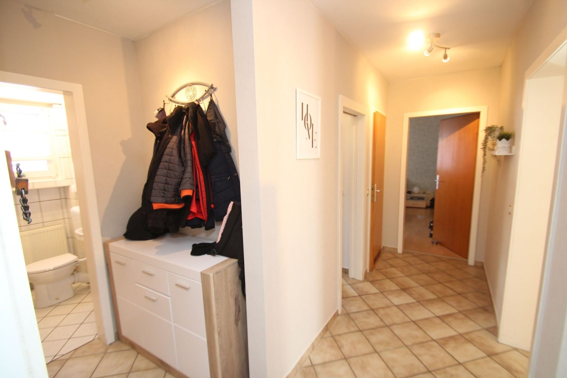 Immobilienangebot - Brühl - Alle - Reserviert: Mit 3D: Mehrfamilienhaus | 4 Einheiten (2 Wg. frei) + 4 Garagen | – Potenzial bis ca. 40.000 € p.a.