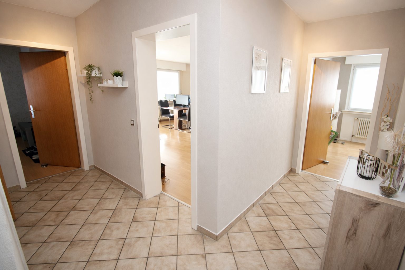 Immobilienangebot - Brühl - Alle - Reserviert: Mit 3D: Mehrfamilienhaus | 4 Einheiten (2 Wg. frei) + 4 Garagen | – Potenzial bis ca. 40.000 € p.a.