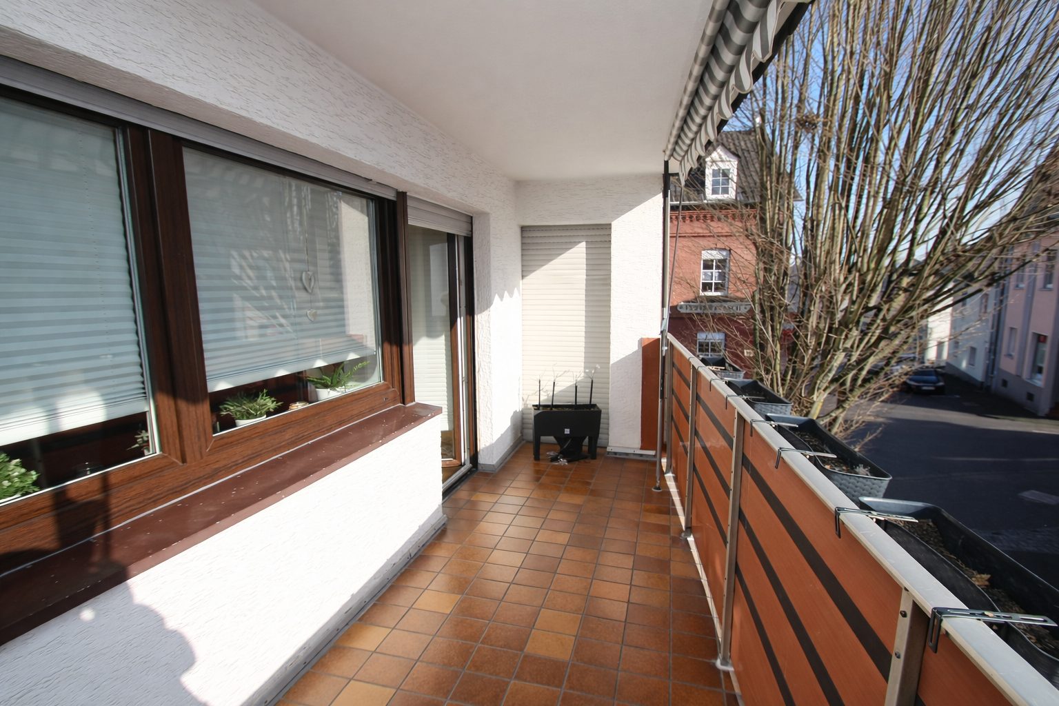 Immobilienangebot - Brühl - Alle - Reserviert: Mit 3D: Mehrfamilienhaus | 4 Einheiten (2 Wg. frei) + 4 Garagen | – Potenzial bis ca. 40.000 € p.a.