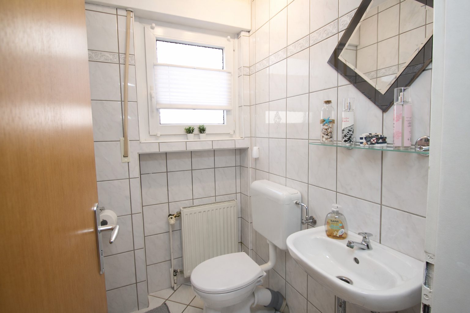 Immobilienangebot - Brühl - Alle - Reserviert: Mit 3D: Mehrfamilienhaus | 4 Einheiten (2 Wg. frei) + 4 Garagen | – Potenzial bis ca. 40.000 € p.a.