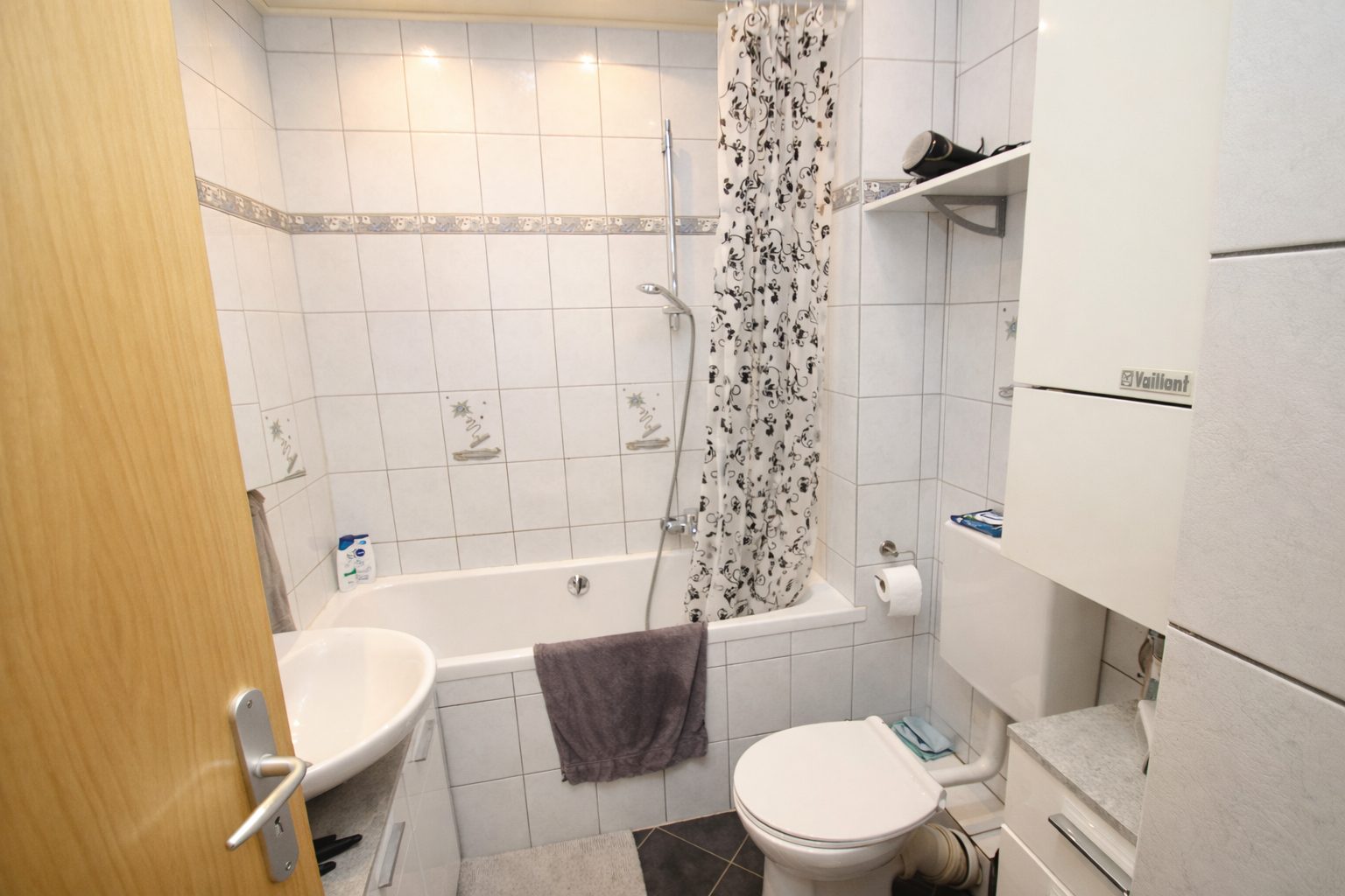 Immobilienangebot - Brühl - Alle - Reserviert: Mit 3D: Mehrfamilienhaus | 4 Einheiten (2 Wg. frei) + 4 Garagen | – Potenzial bis ca. 40.000 € p.a.