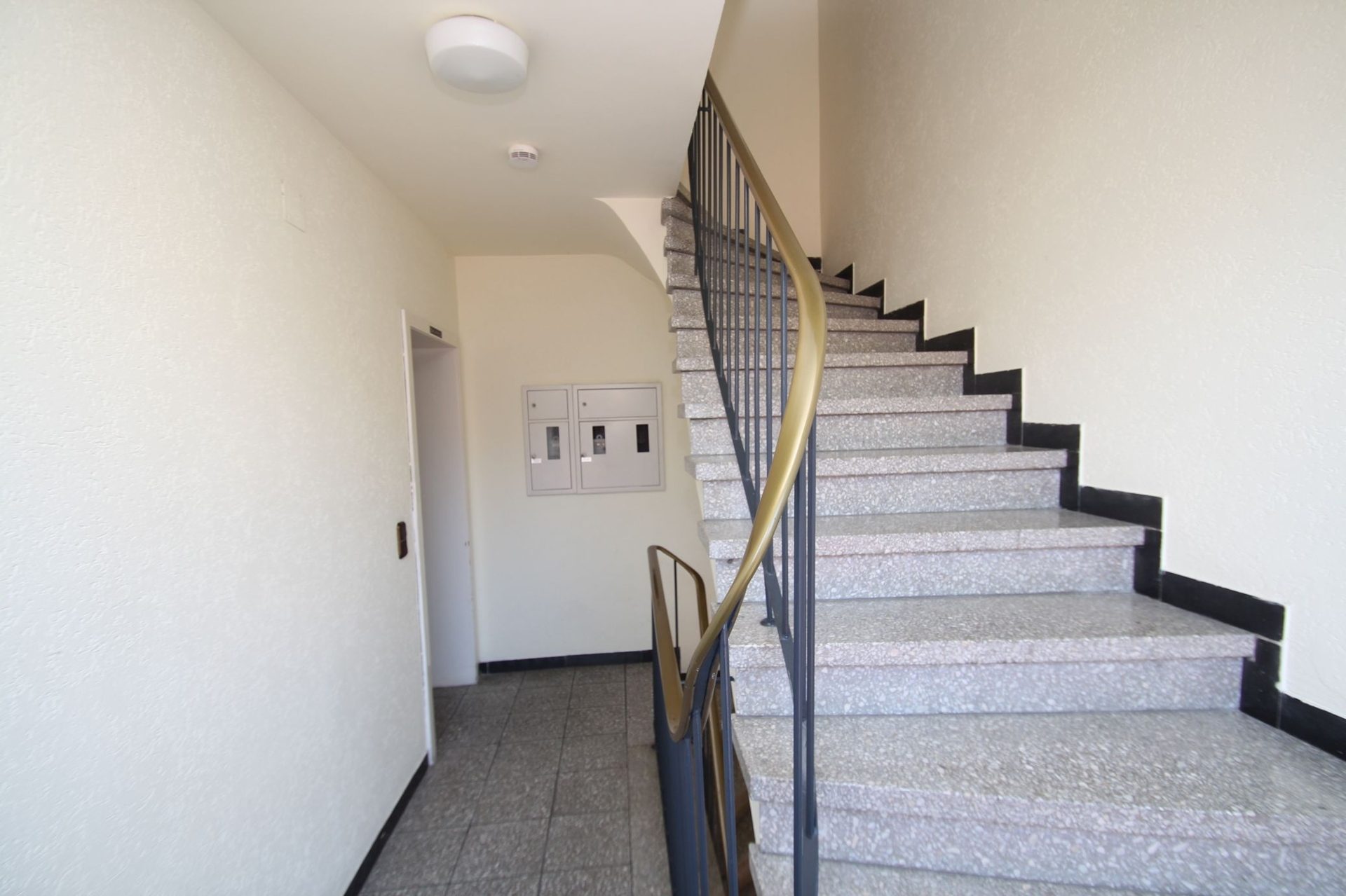 Immobilienangebot - Brühl - Alle - Reserviert: Mit 3D: Mehrfamilienhaus | 4 Einheiten (2 Wg. frei) + 4 Garagen | – Potenzial bis ca. 40.000 € p.a.