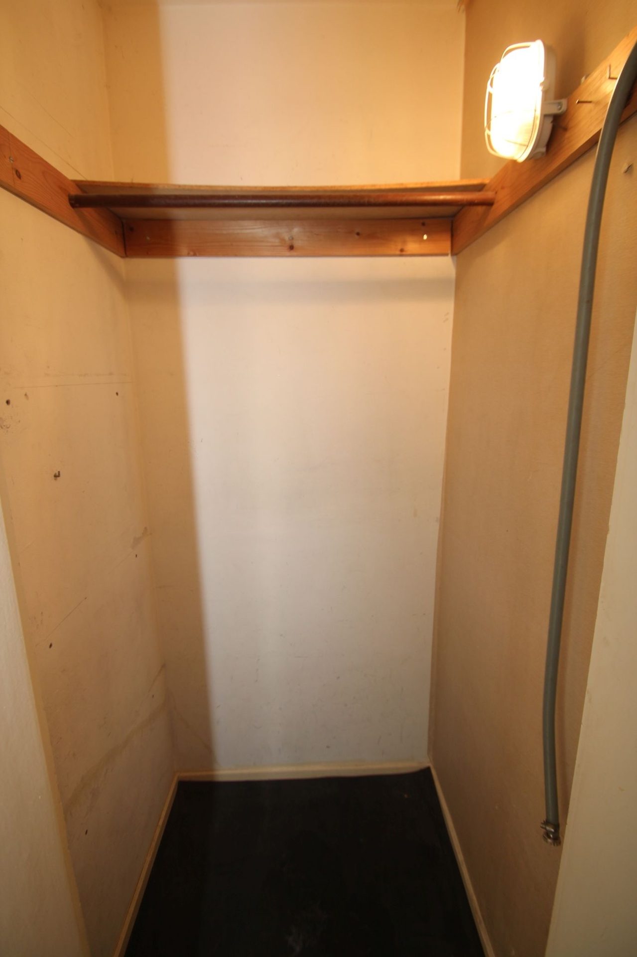 Immobilienangebot - Brühl - Alle - Reserviert: Mit 3D: Mehrfamilienhaus | 4 Einheiten (2 Wg. frei) + 4 Garagen | – Potenzial bis ca. 40.000 € p.a.