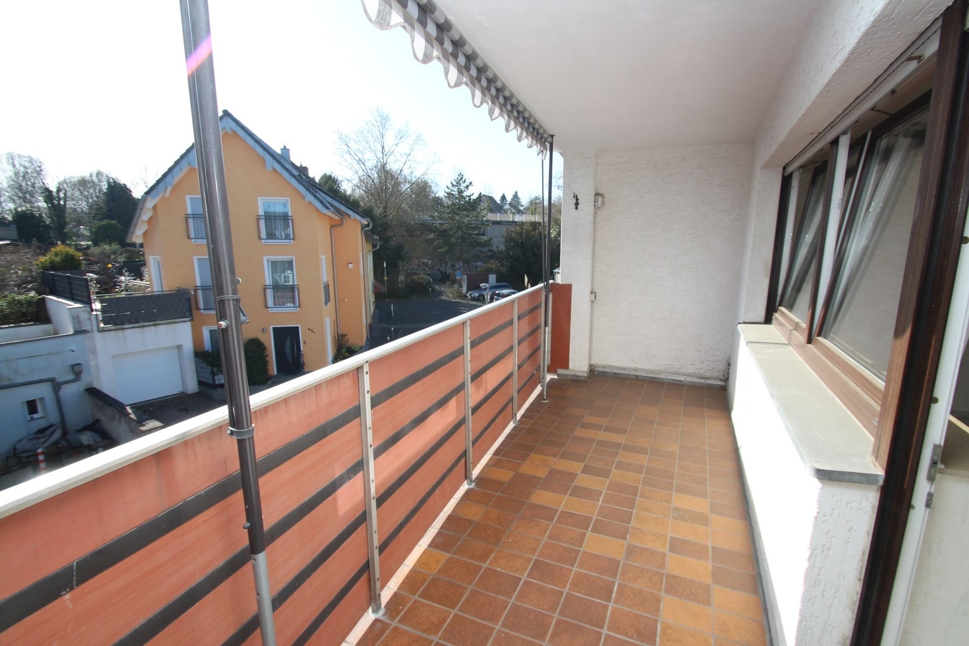 Immobilienangebot - Brühl - Alle - Reserviert: Mit 3D: Mehrfamilienhaus | 4 Einheiten (2 Wg. frei) + 4 Garagen | – Potenzial bis ca. 40.000 € p.a.