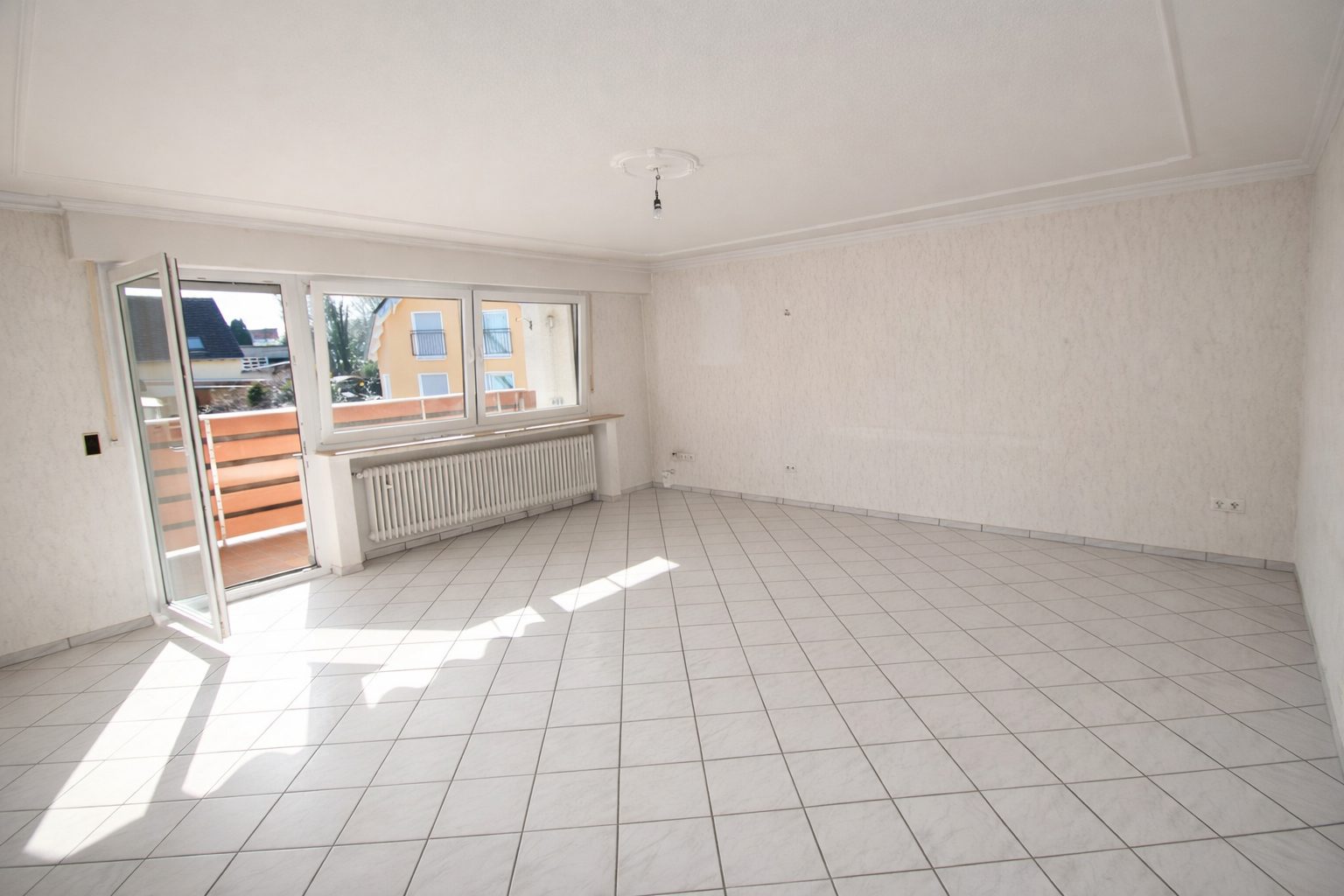 Immobilienangebot - Brühl - Alle - Reserviert: Mit 3D: Mehrfamilienhaus | 4 Einheiten (2 Wg. frei) + 4 Garagen | – Potenzial bis ca. 40.000 € p.a.