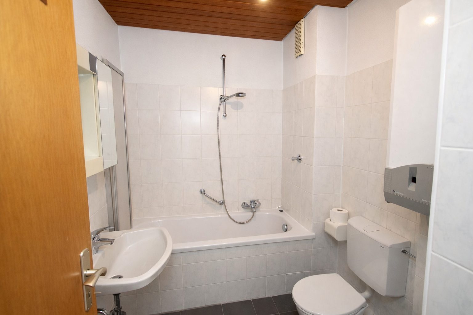 Immobilienangebot - Brühl - Alle - Reserviert: Mit 3D: Mehrfamilienhaus | 4 Einheiten (2 Wg. frei) + 4 Garagen | – Potenzial bis ca. 40.000 € p.a.