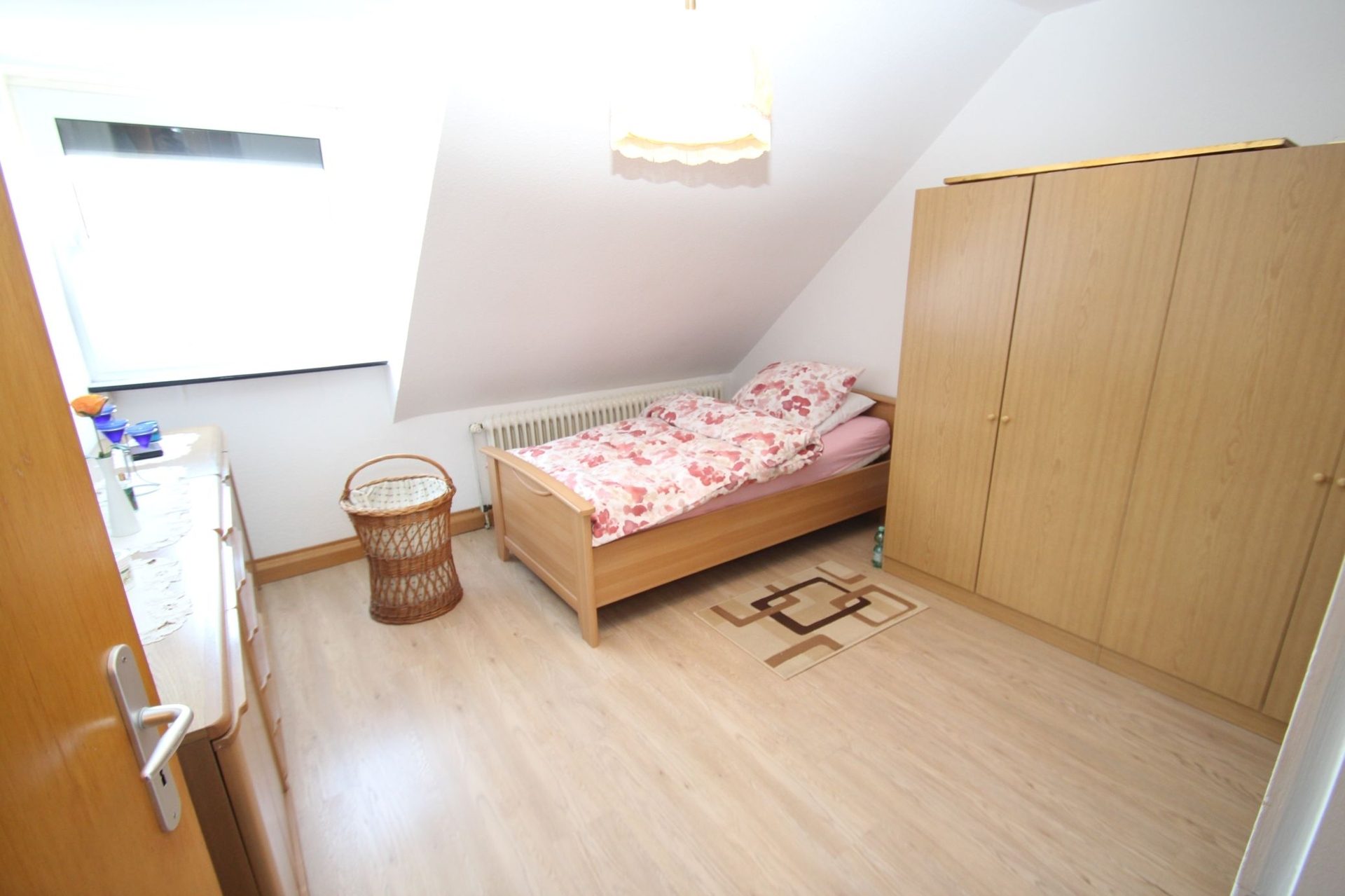 Immobilienangebot - Brühl - Alle - Reserviert: Mit 3D: Mehrfamilienhaus | 4 Einheiten (2 Wg. frei) + 4 Garagen | – Potenzial bis ca. 40.000 € p.a.