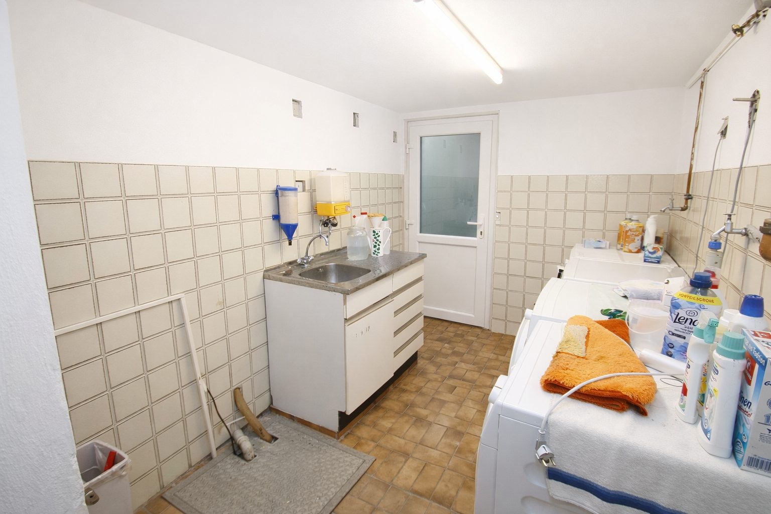 Immobilienangebot - Brühl - Alle - Reserviert: Mit 3D: Mehrfamilienhaus | 4 Einheiten (2 Wg. frei) + 4 Garagen | – Potenzial bis ca. 40.000 € p.a.