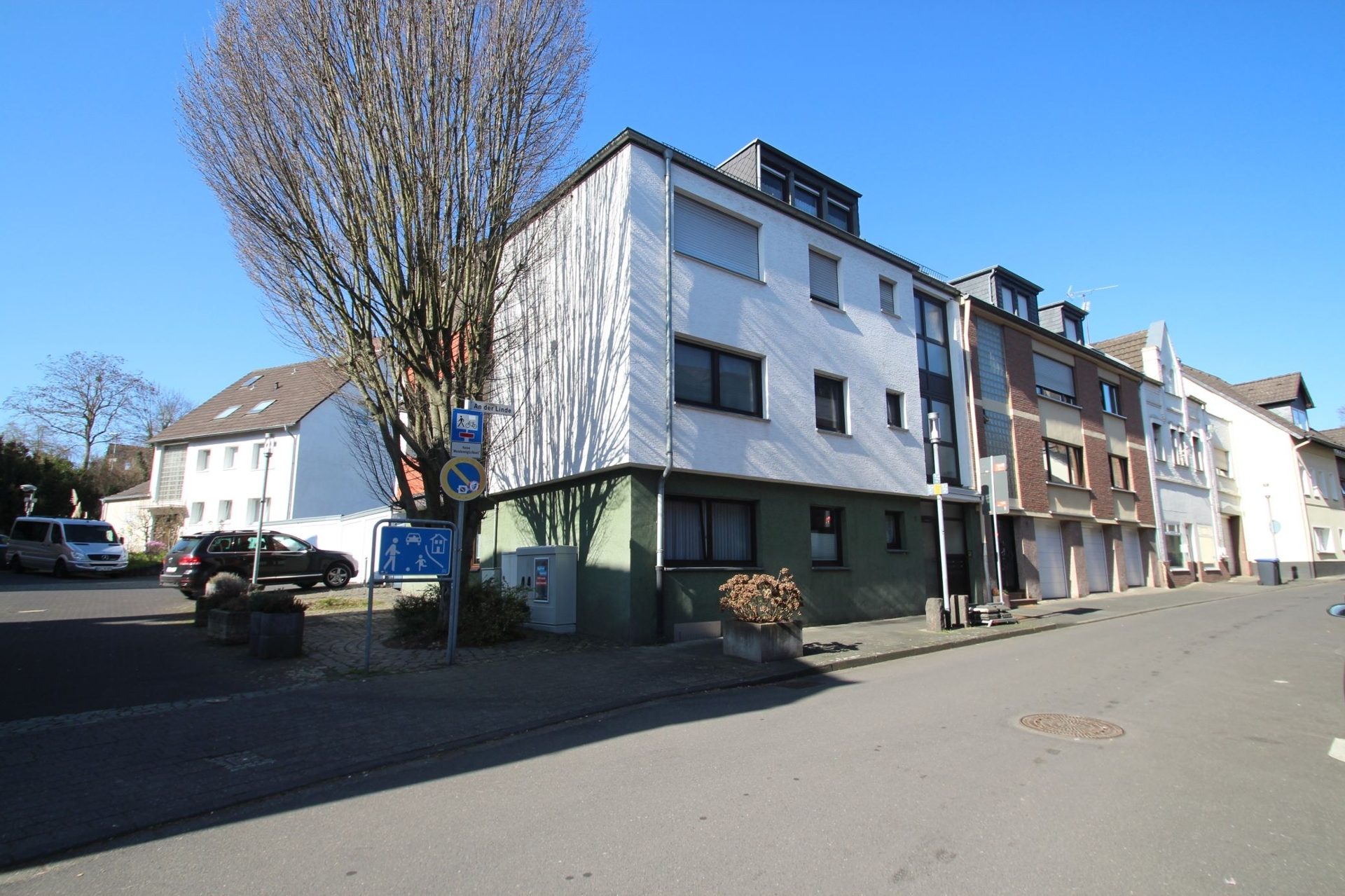 Immobilienangebot - Brühl - Alle - Reserviert: Mit 3D: Mehrfamilienhaus | 4 Einheiten (2 Wg. frei) + 4 Garagen | – Potenzial bis ca. 40.000 € p.a.