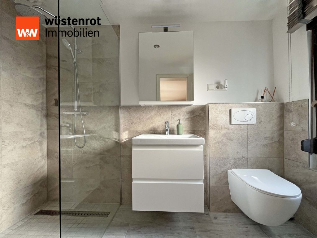Immobilienangebot - Mellenthin - Alle - FAST AM KRIENKER SEE + TOP AUSGESTATTET MIT EINBAUKÜCHE + KAMIN + ZWEI BÄDER + PHOTOVOLTAIKANLAGE