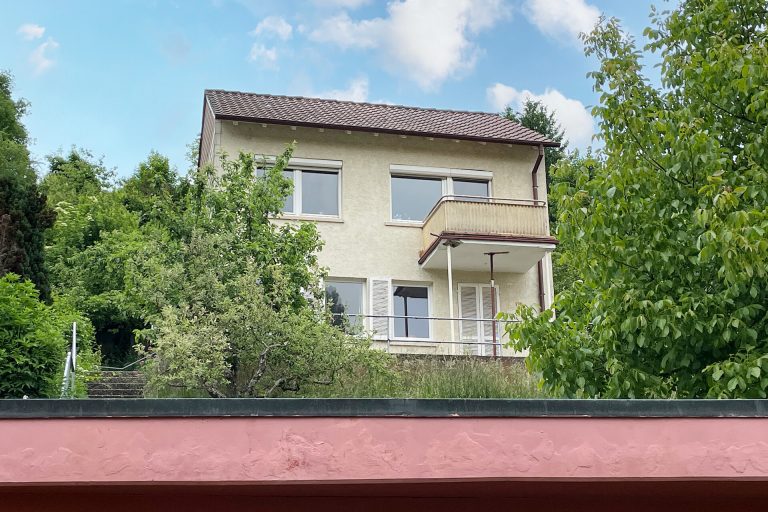 Immobilienangebot - Pforzheim / Eutingen an der Enz - Alle - Haus mit Aussicht zum herrichten auf großem Grundstück mit zwei Garagen