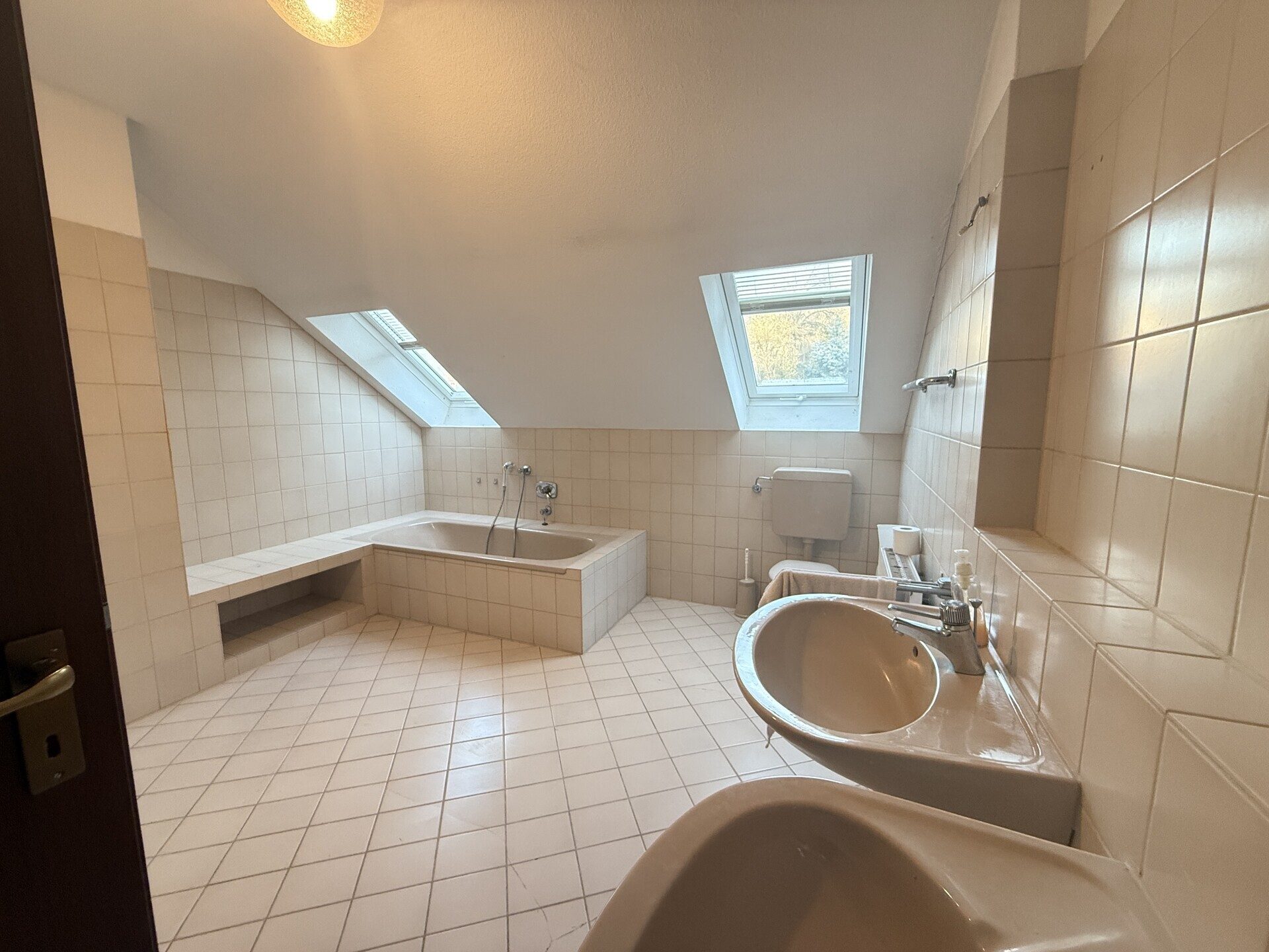 Immobilienangebot - Weinheim - Alle - Naturnah und zentral, Doppelhaushälfte mit kleiner Einliegerwohnung in beliebter Lage von Weinheim