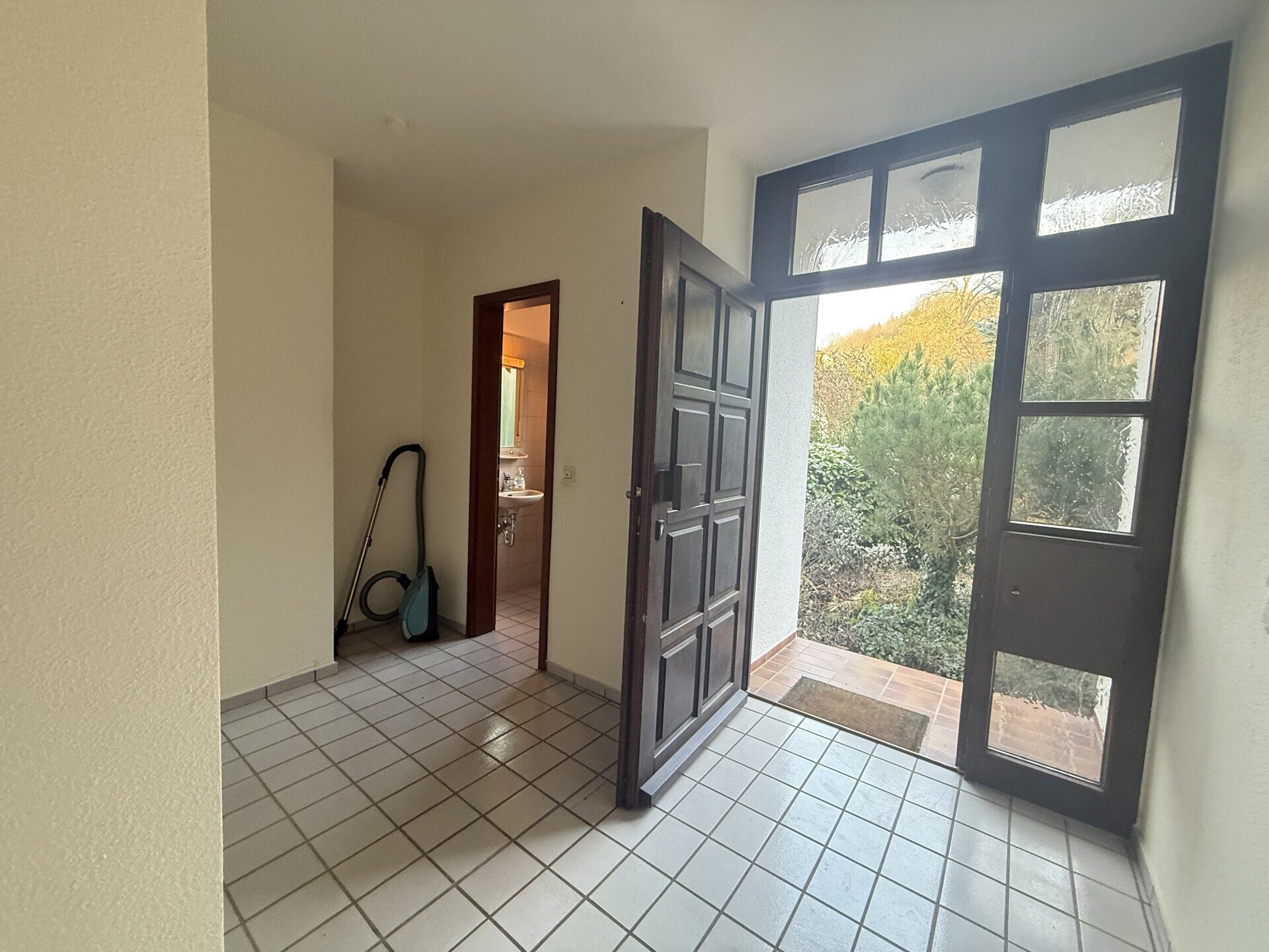 Immobilienangebot - Weinheim - Alle - Naturnah und zentral, Doppelhaushälfte mit kleiner Einliegerwohnung in beliebter Lage von Weinheim