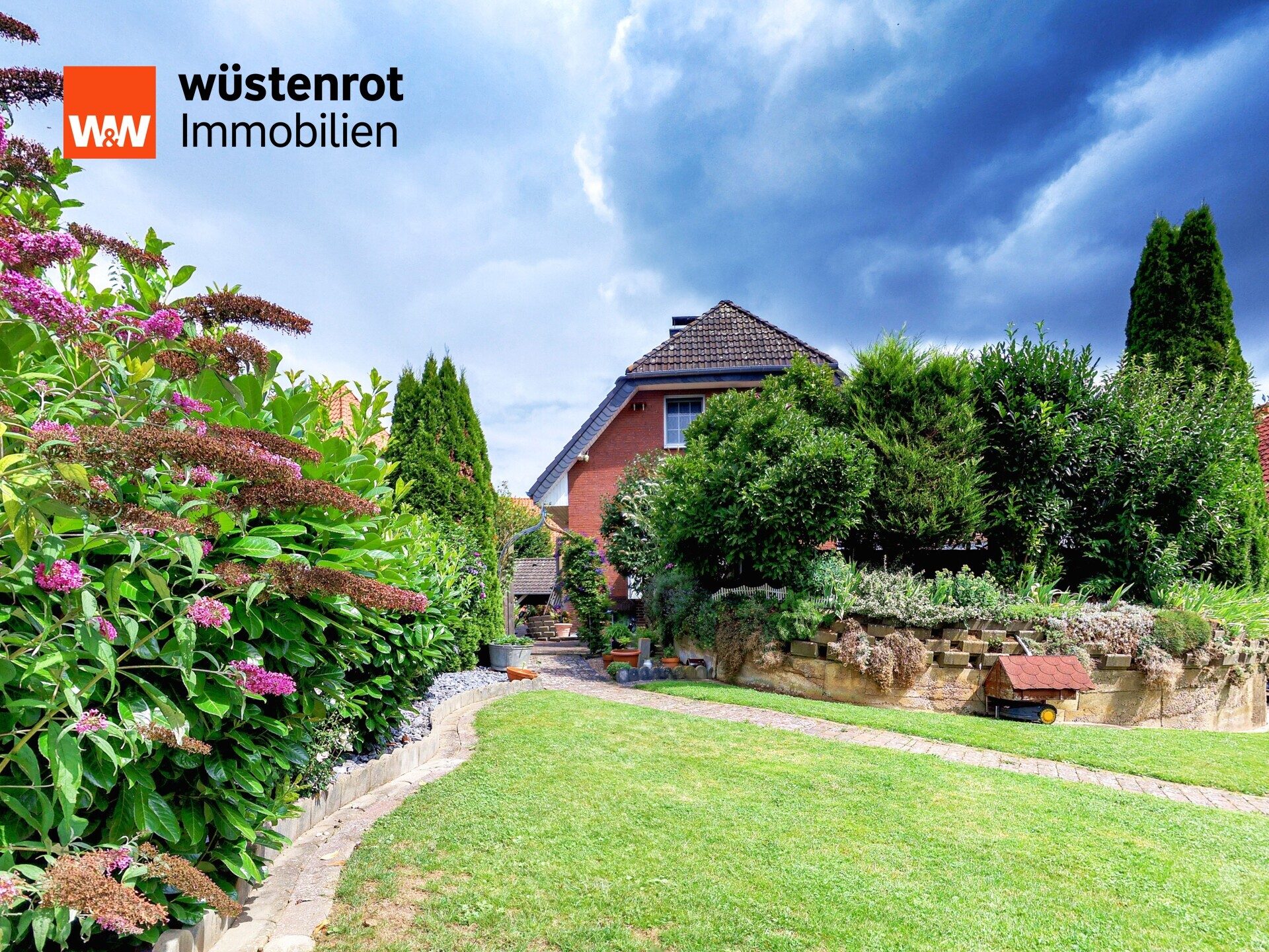 Immobilienangebot - Hessisch Oldendorf / Weibeck - Alle - Ländliches Einfamilienhaus mit großem Garten, Kamin, flexibel beheizbar & ausgebautem Gäste-Bereich