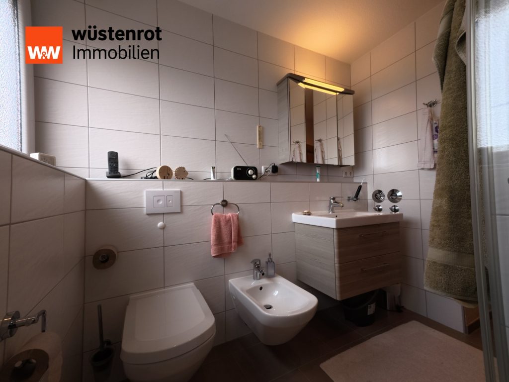 Immobilienangebot - Hameln - Alle - Lichtdurchflutete 3-Zimmer-Wohnung mit Garage & großem Keller im modernisierten Dachgeschoss