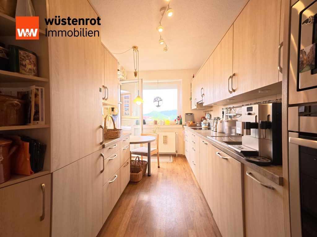 Immobilienangebot - Hameln - Alle - Lichtdurchflutete 3-Zimmer-Wohnung mit Garage & großem Keller im modernisierten Dachgeschoss
