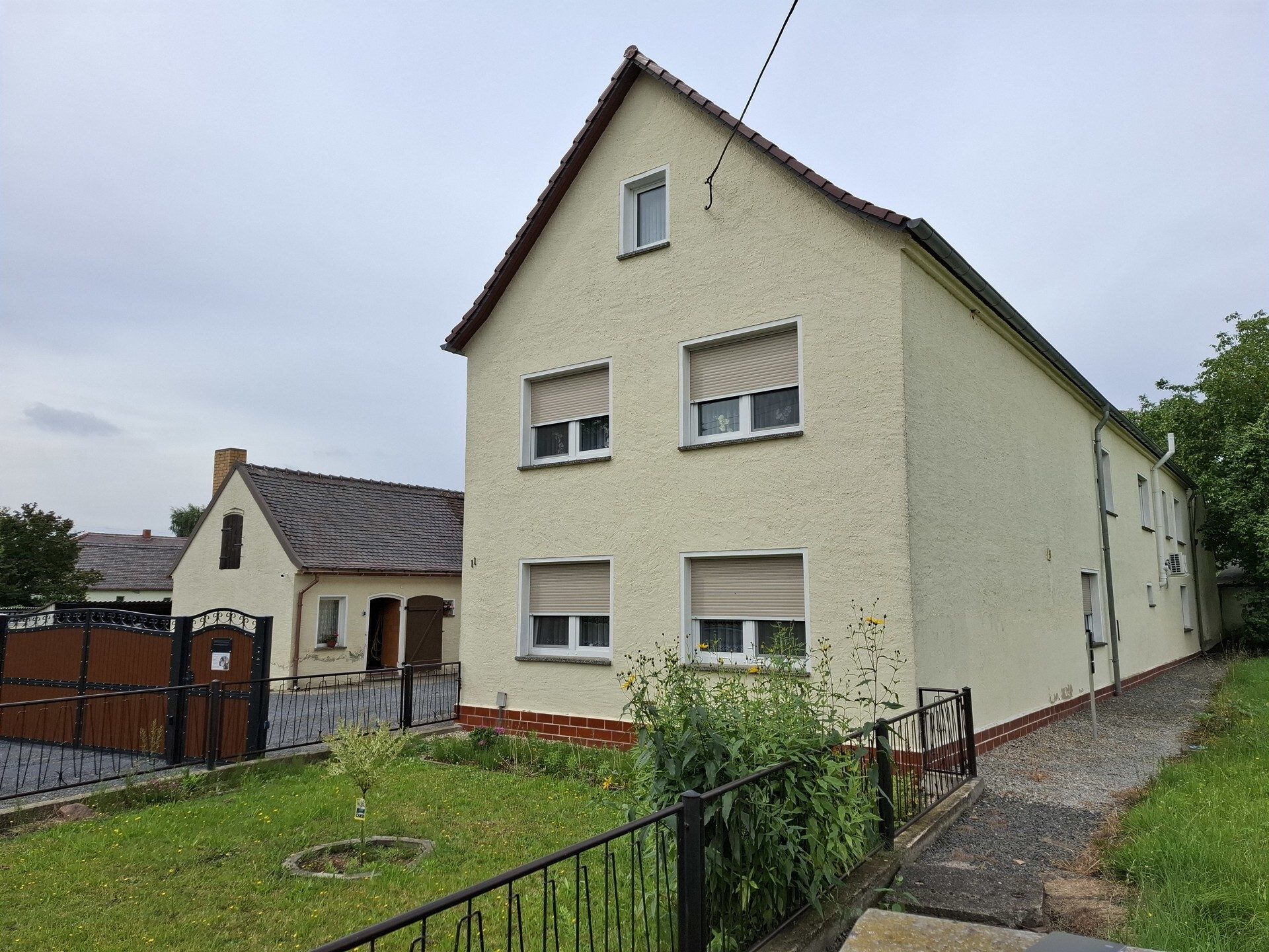 Immobilienangebot - Lieske - Alle - Solider Dreiseitenhof mit viel Land und Forst in Lieske