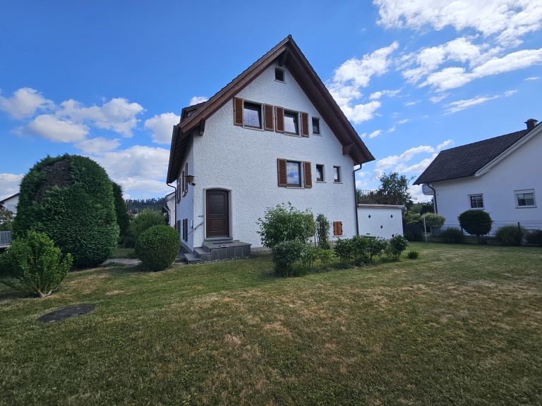 Immobilienangebot - Vöhringen - Alle - Ein Häusle zum Verlieben!
Solides Einfamilienhaus mit Potential in sonniger Lage von Vöhringen.